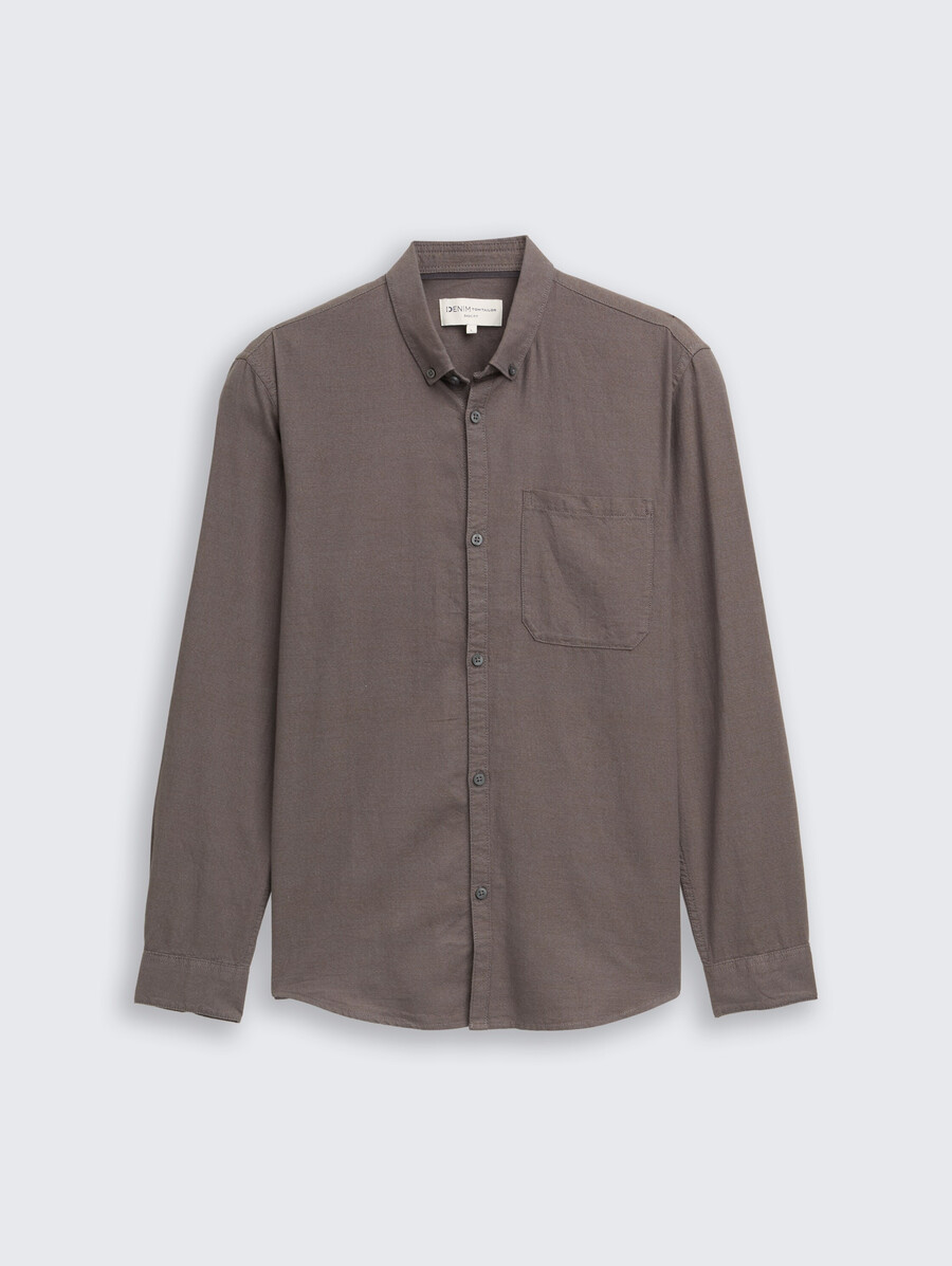 camisa de corte regular con bolsillo en el pecho