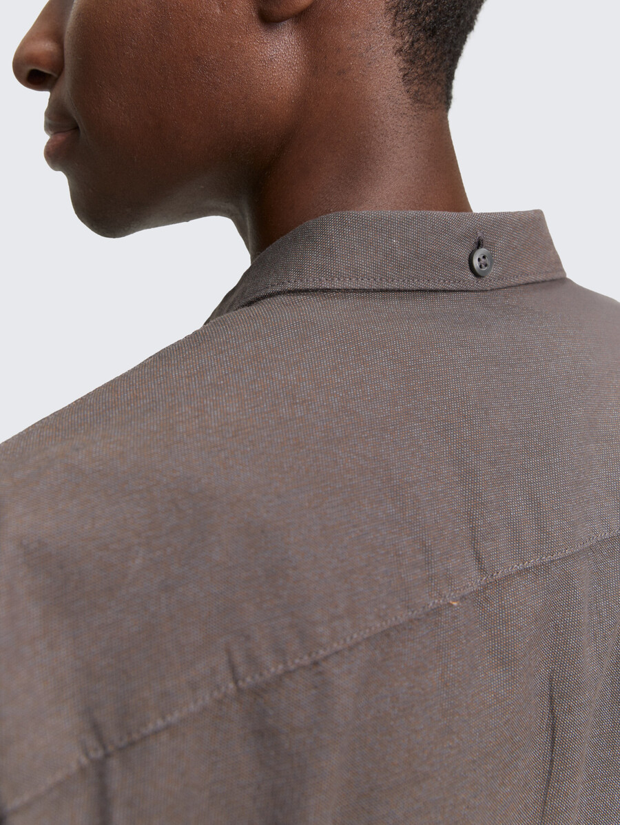 camisa de corte regular con bolsillo en el pecho