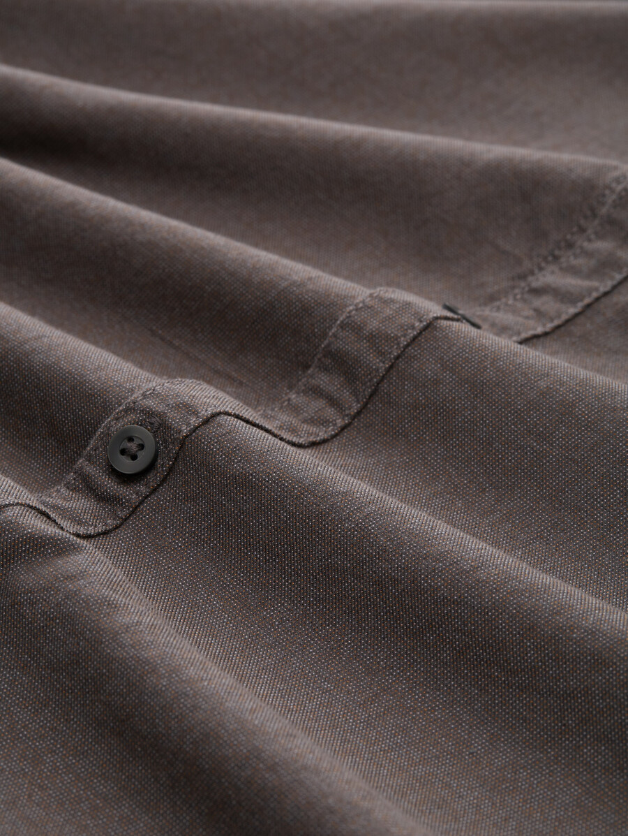 camisa de corte regular con bolsillo en el pecho