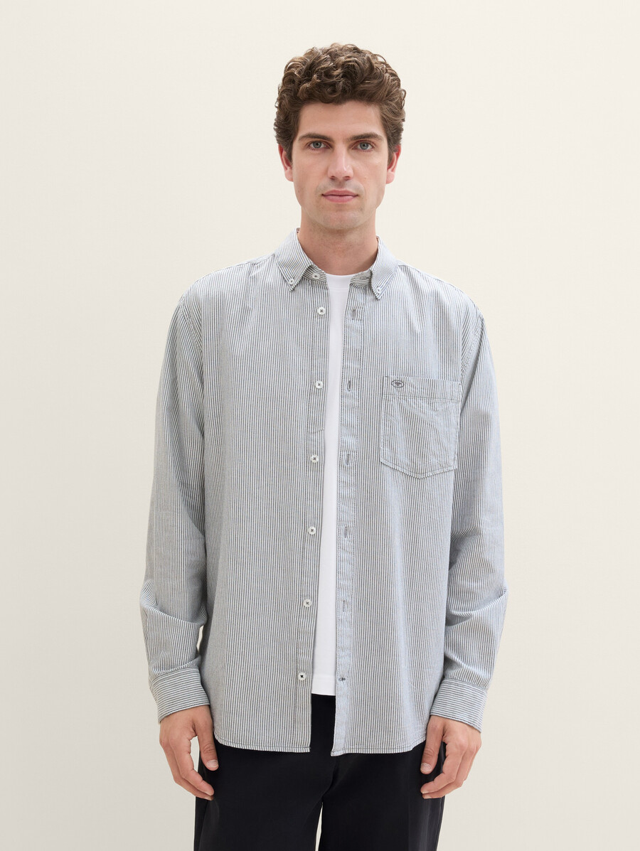 camisa de corte regular con bolsillo en el pecho