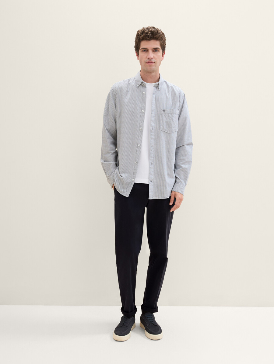 camisa de corte regular con bolsillo en el pecho