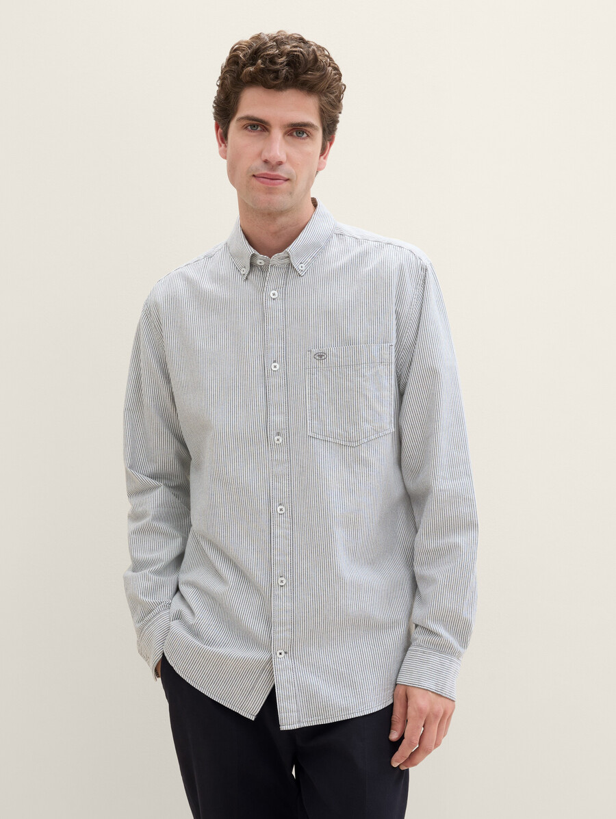 camisa de corte regular con bolsillo en el pecho