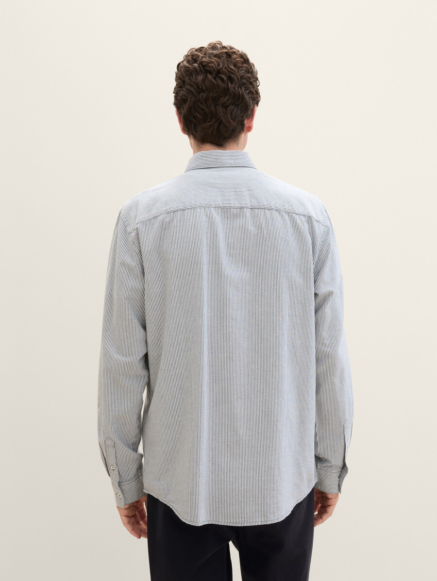 camisa de corte regular con bolsillo en el pecho