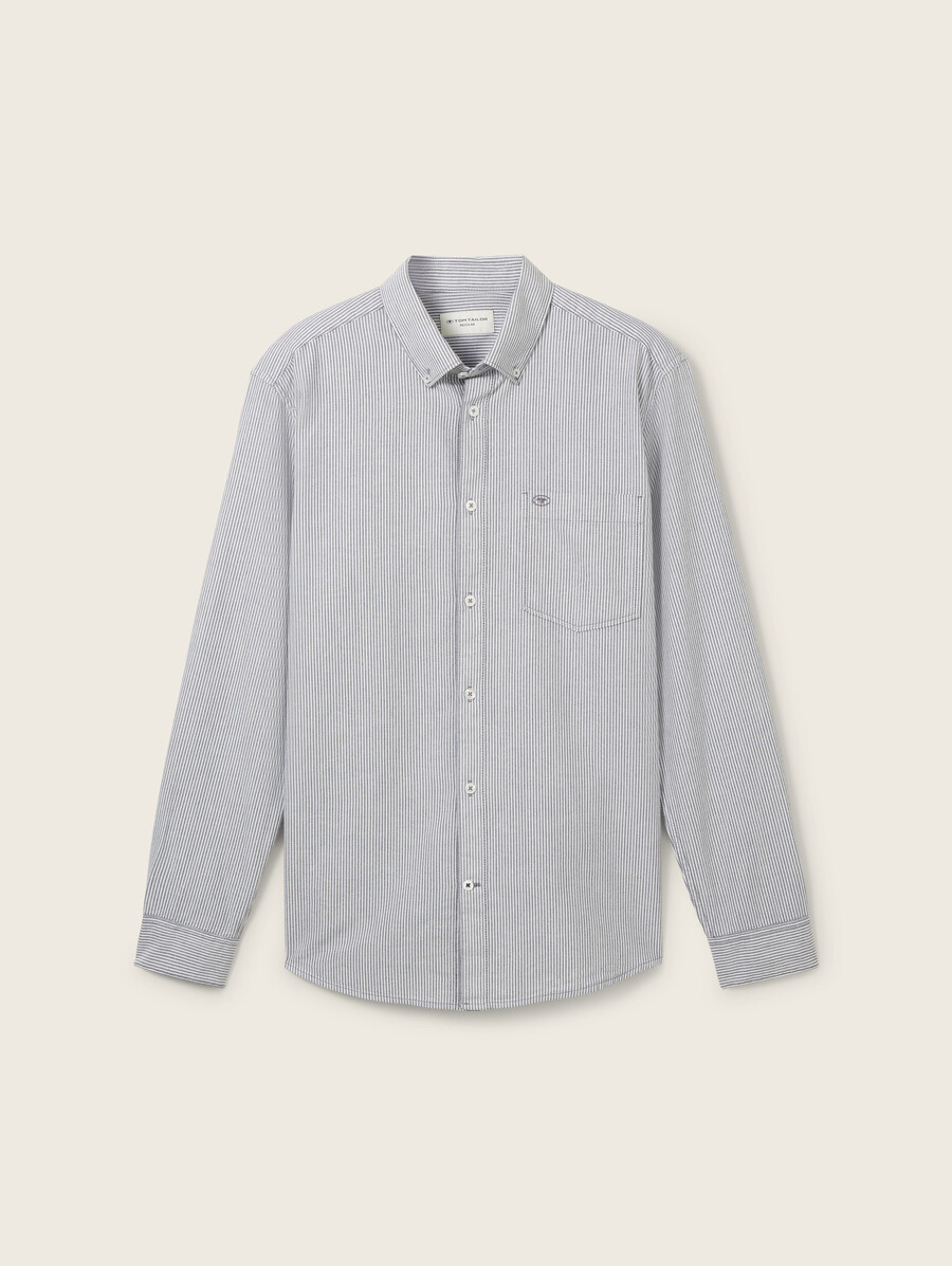 camisa de corte regular con bolsillo en el pecho