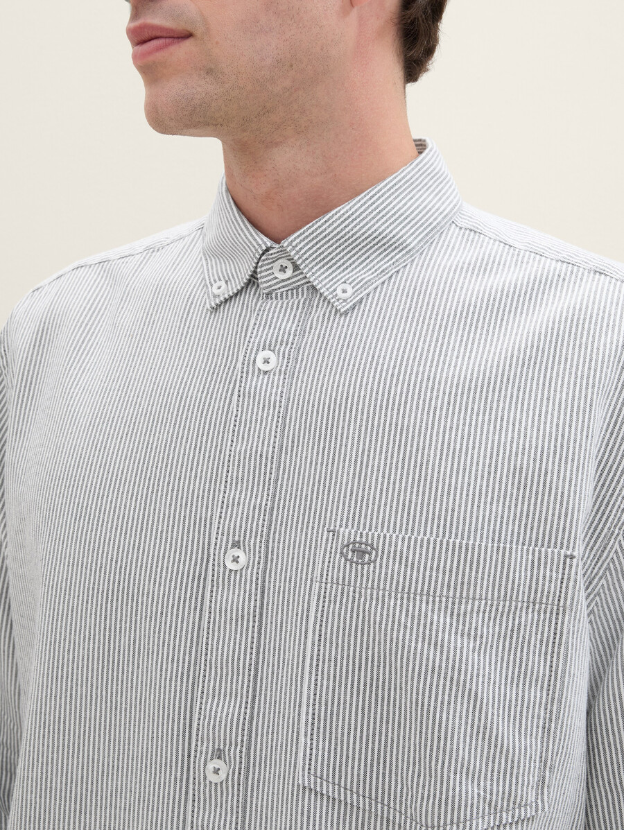 camisa de corte regular con bolsillo en el pecho