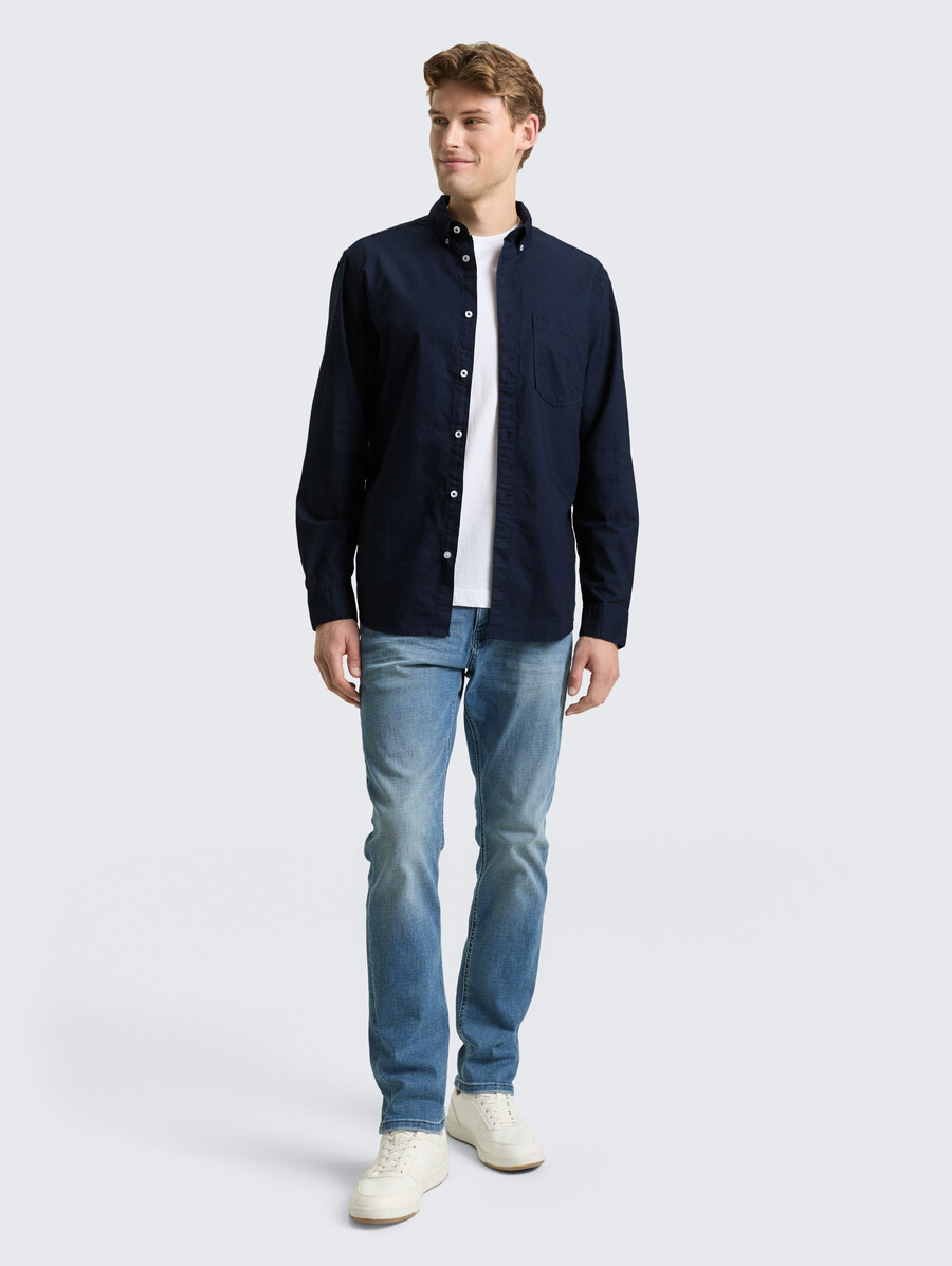 camisa de corte regular con bolsillo en el pecho