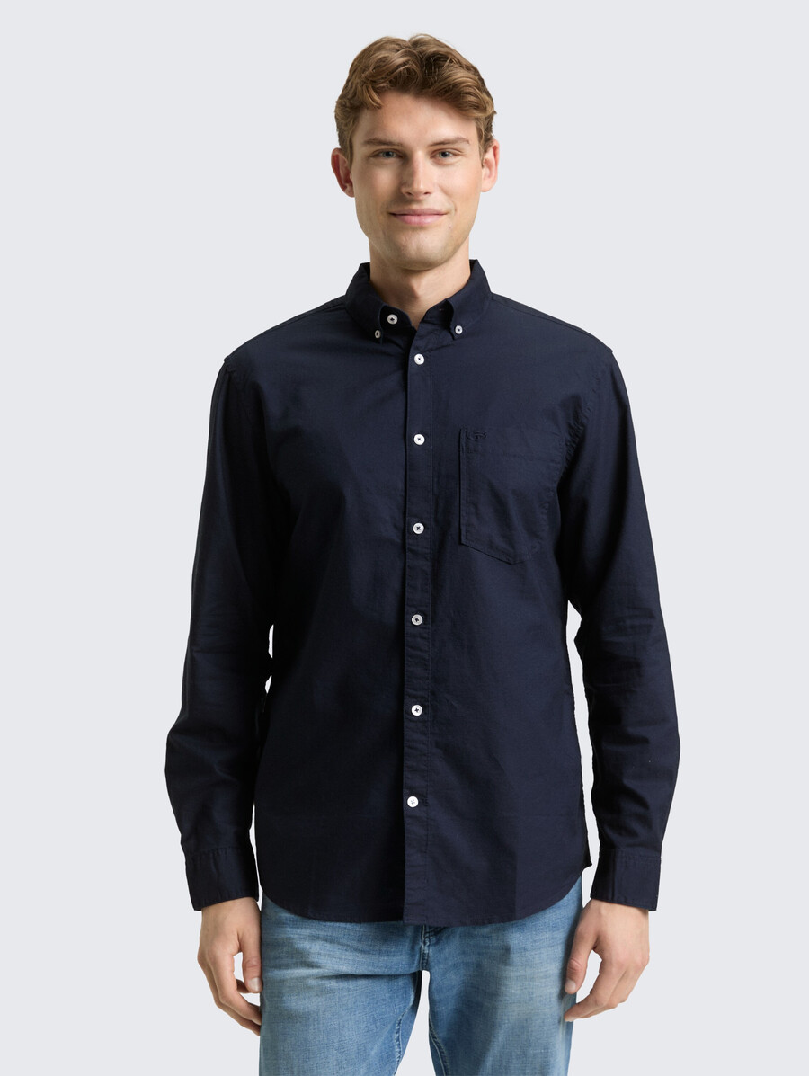 camisa de corte regular con bolsillo en el pecho