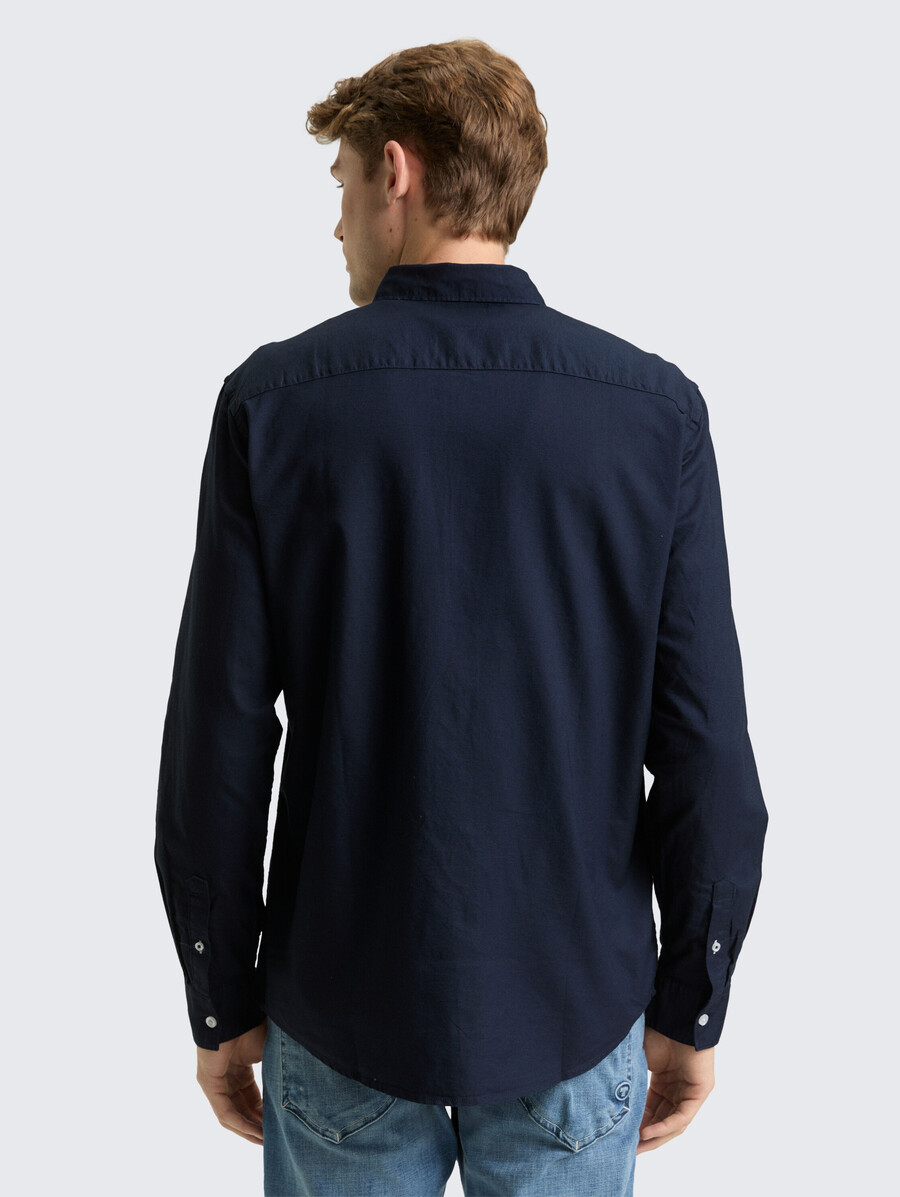 camisa de corte regular con bolsillo en el pecho