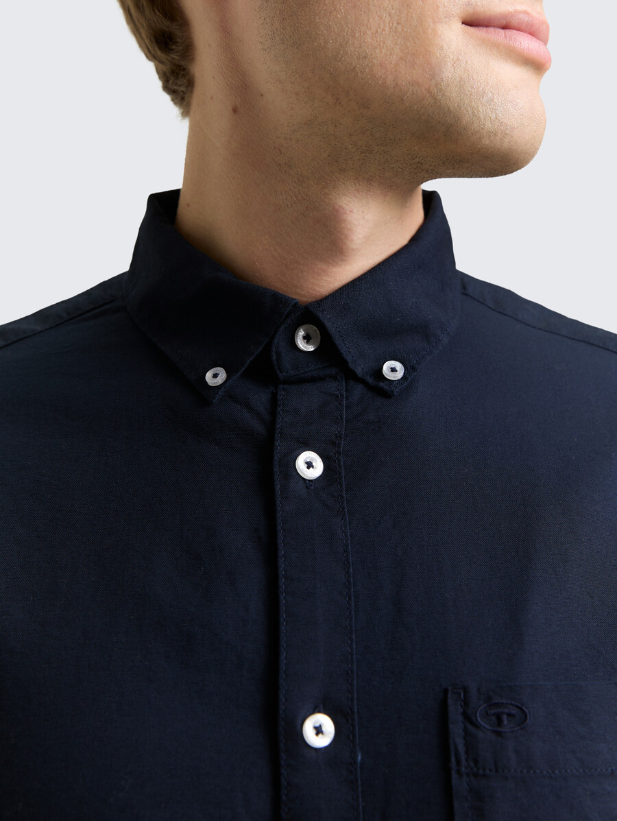 camisa de corte regular con bolsillo en el pecho
