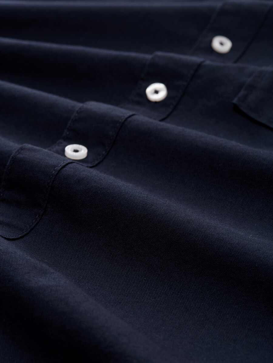 camisa de corte regular con bolsillo en el pecho