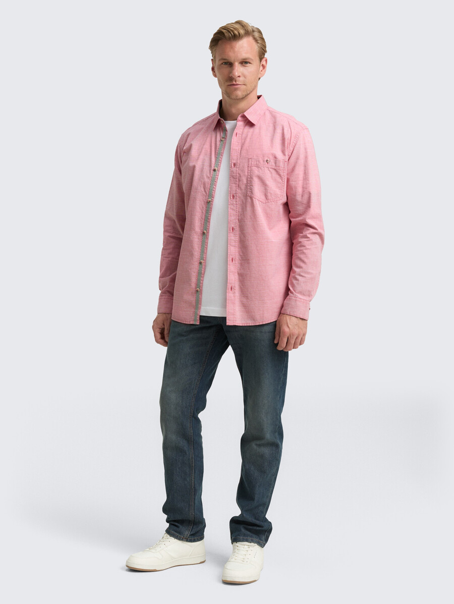 camisa de corte regular con bolsillo en el pecho
