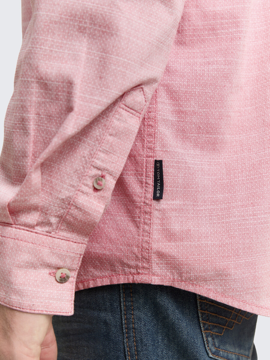 camisa de corte regular con bolsillo en el pecho