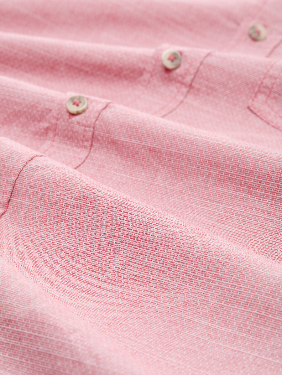camisa de corte regular con bolsillo en el pecho