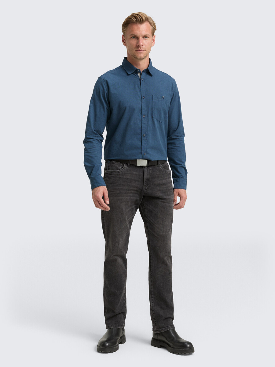 camisa de corte regular con bolsillo en el pecho