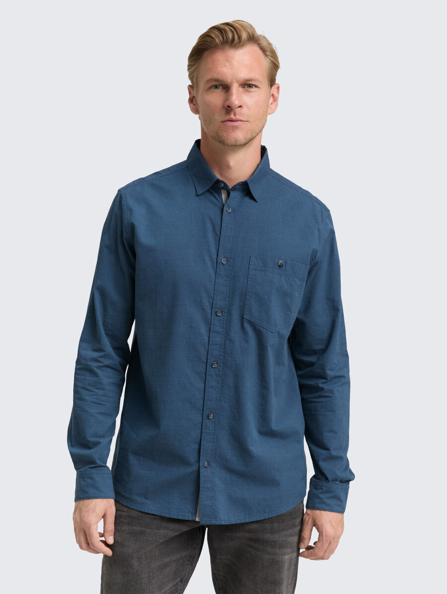 camisa de corte regular con bolsillo en el pecho