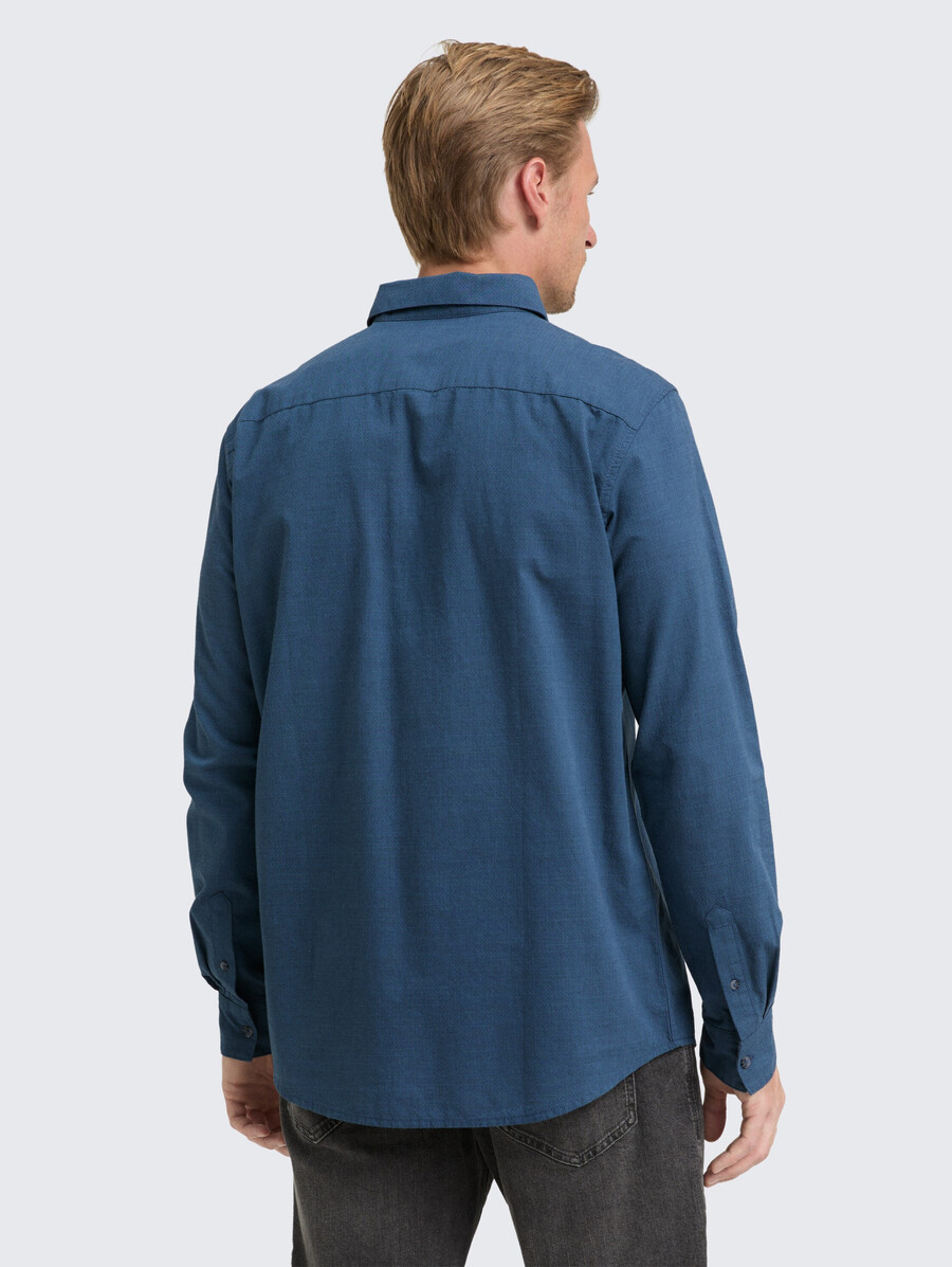 camisa de corte regular con bolsillo en el pecho