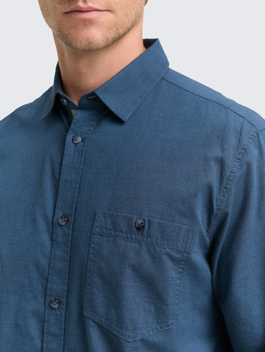 camisa de corte regular con bolsillo en el pecho