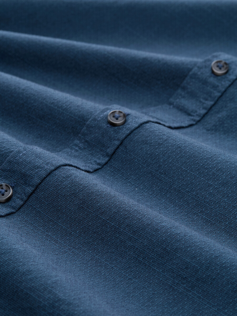camisa de corte regular con bolsillo en el pecho