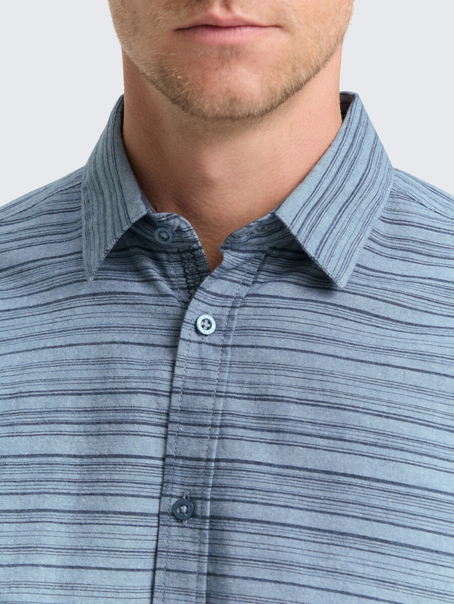 camisa de corte regular con estampado de rayas