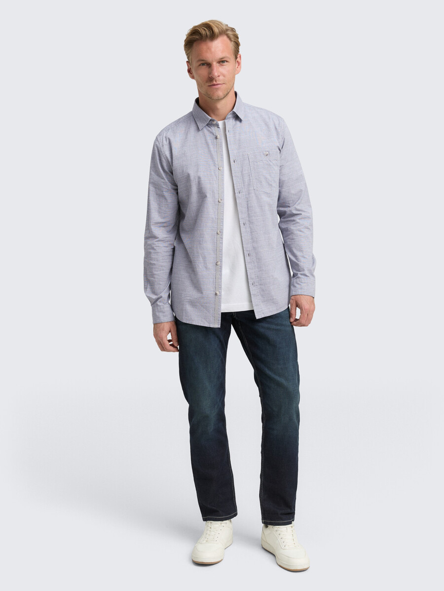 camisa de corte regular con bolsillo en el pecho