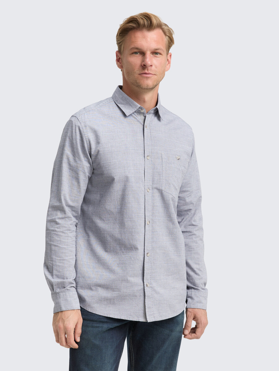 camisa de corte regular con bolsillo en el pecho