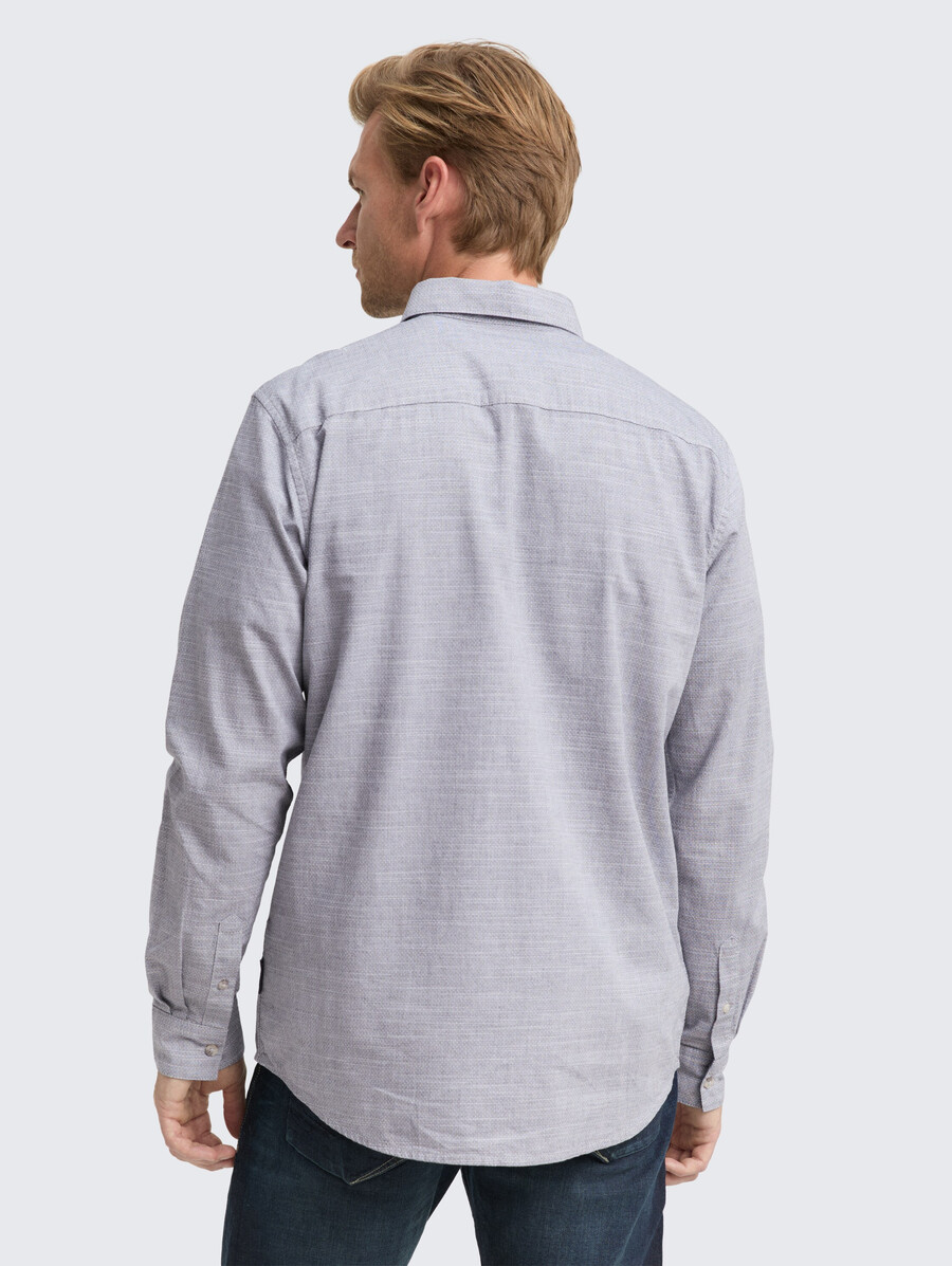 camisa de corte regular con bolsillo en el pecho