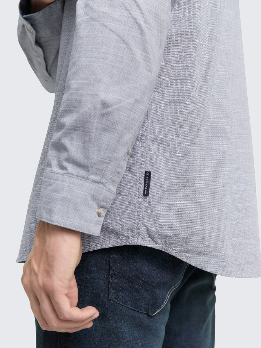 camisa de corte regular con bolsillo en el pecho