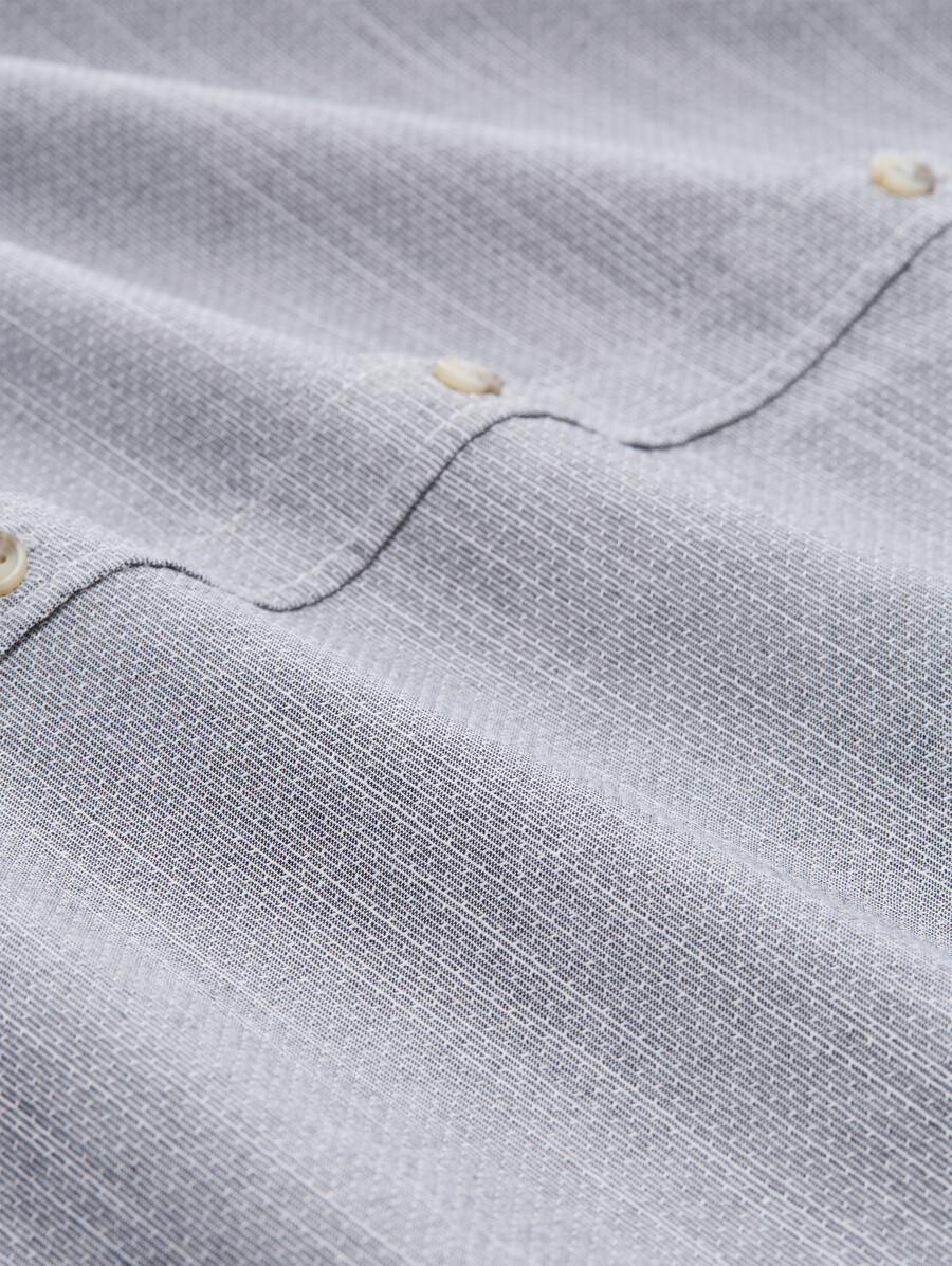 camisa de corte regular con bolsillo en el pecho