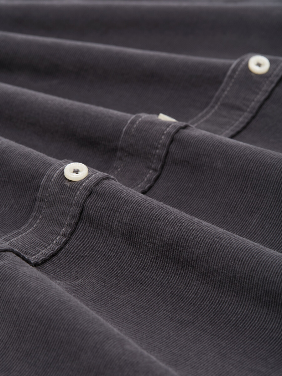 camisa de pana de corte regular con bolsillo en el pecho