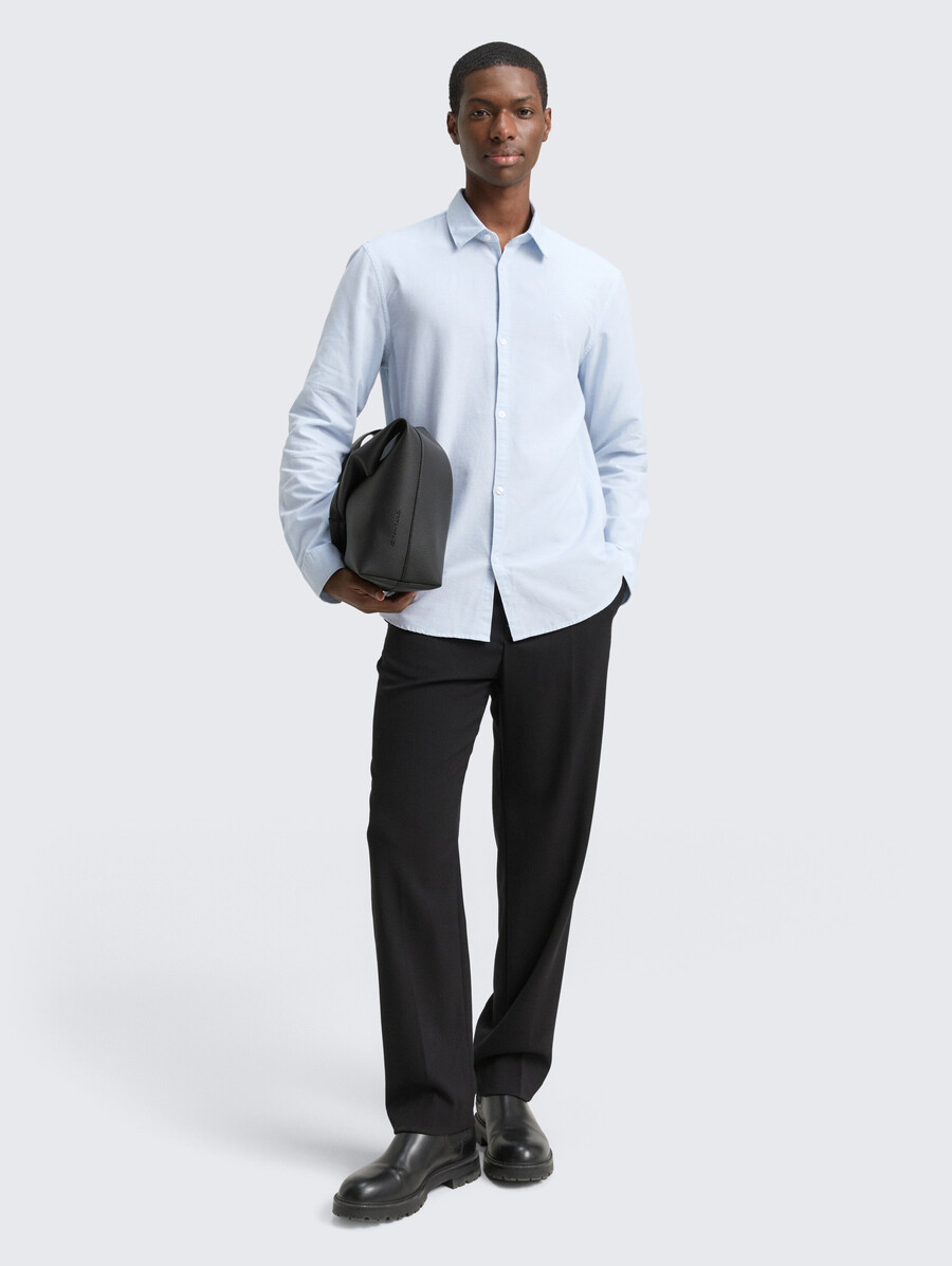 camisa de corte regular con bordado de logo
