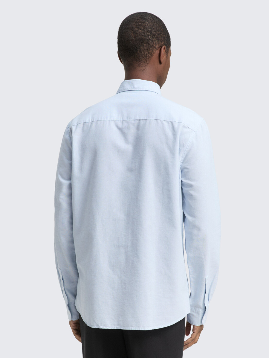 camisa de corte regular con bordado de logo