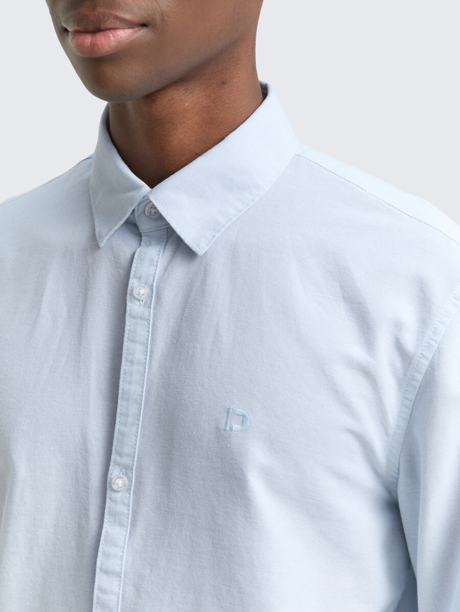 camisa de corte regular con bordado de logo