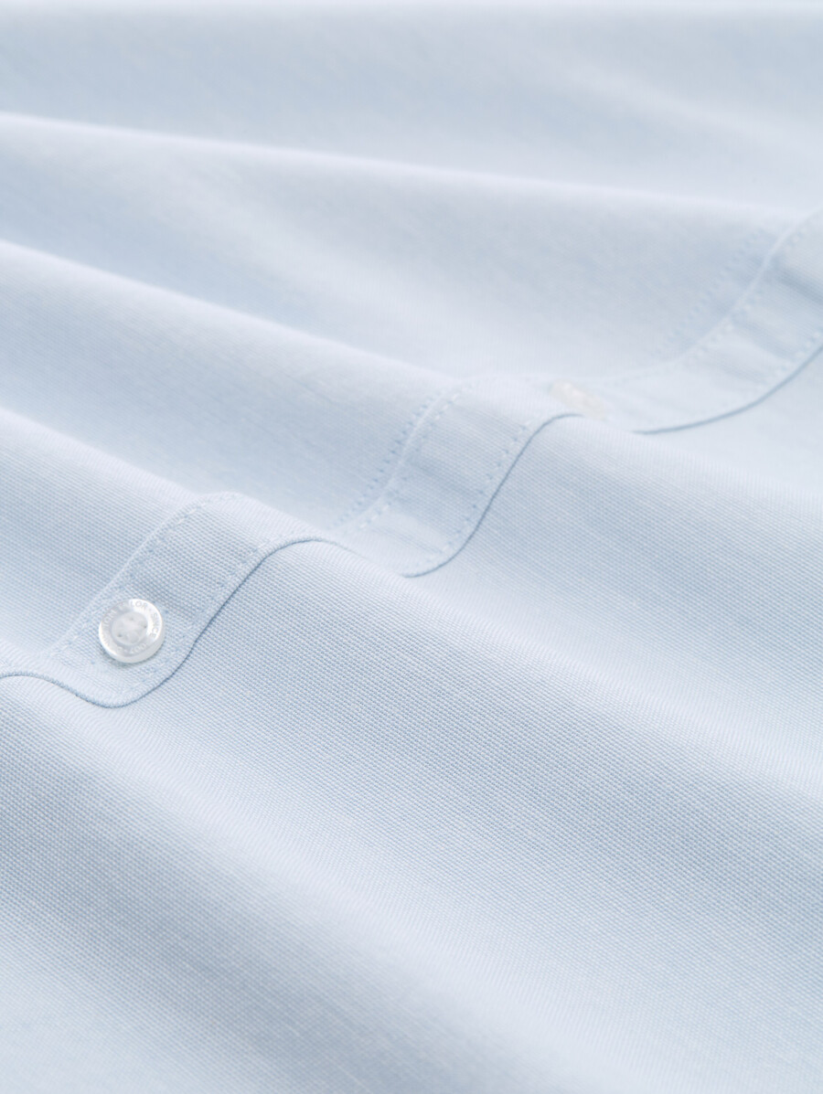 camisa de corte regular con bordado de logo