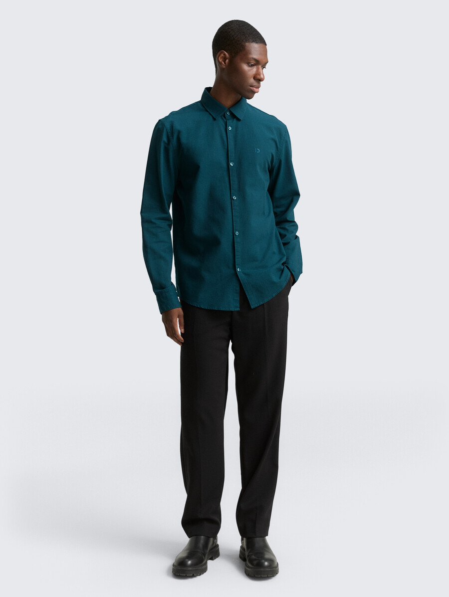camisa de corte regular con bordado de logo