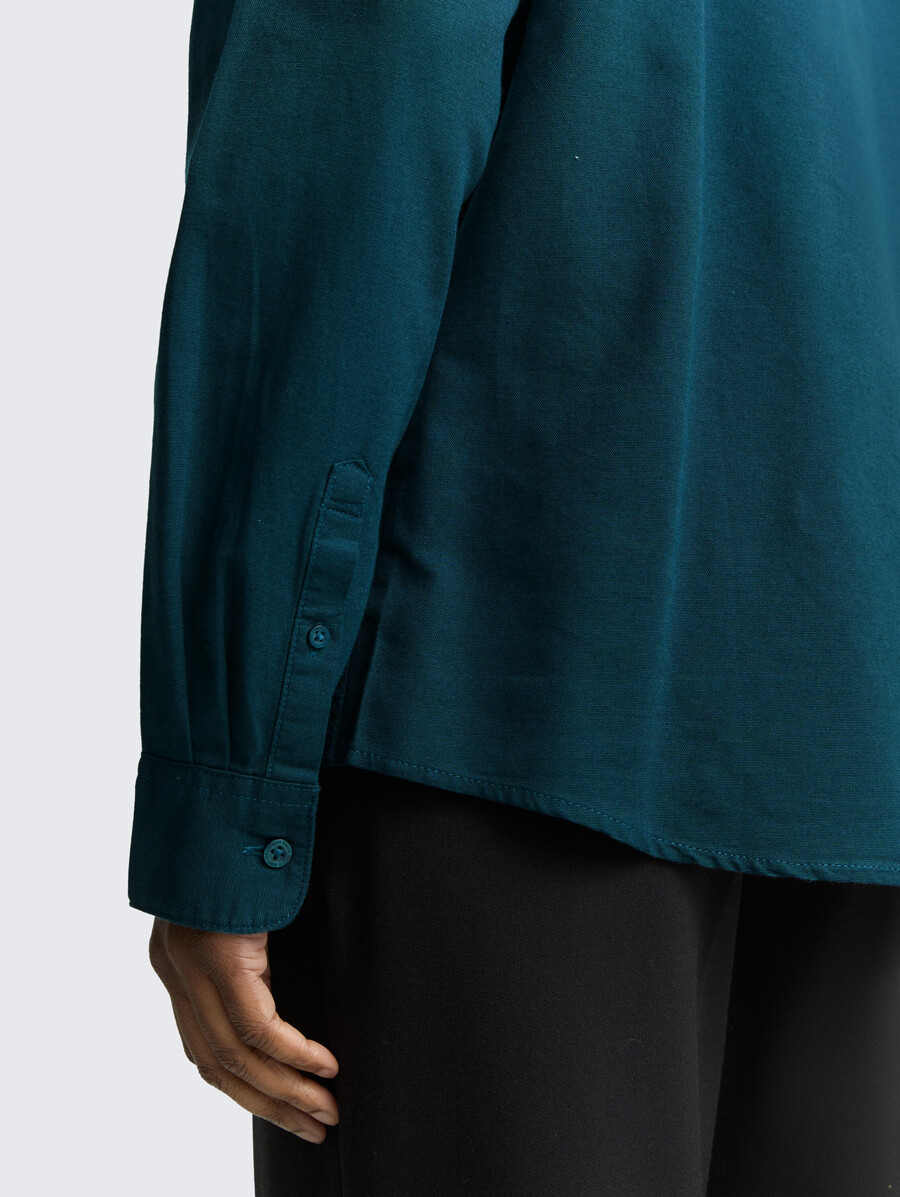 camisa de corte regular con bordado de logo