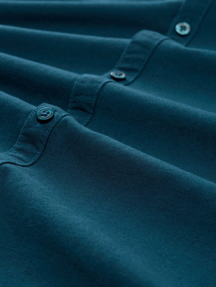 camisa de corte regular con bordado de logo