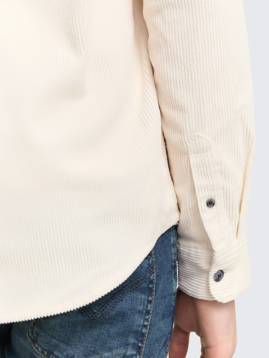 camisa de pana de corte relajado con bolsillo en el pecho