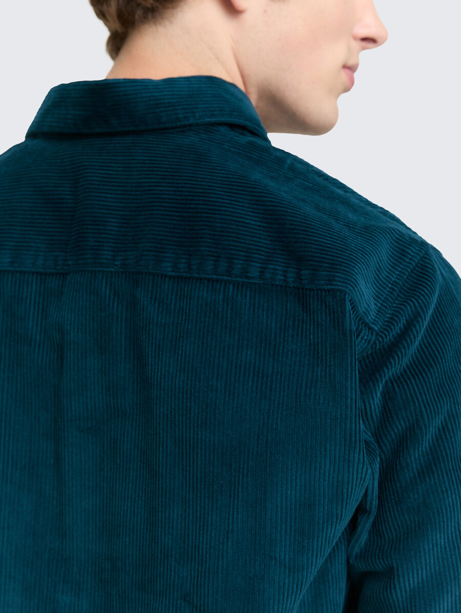 camisa de pana de corte relajado con bolsillo en el pecho