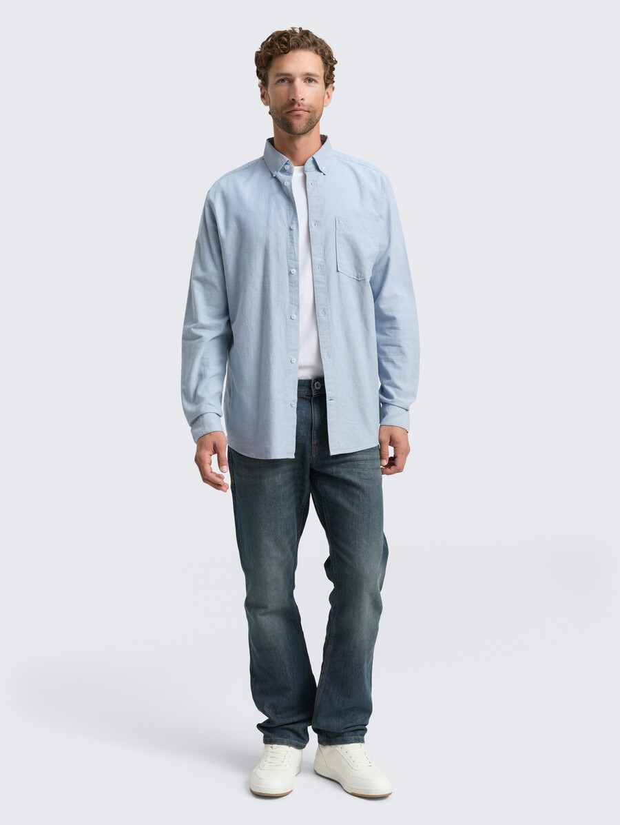 camisa de corte regular con bolsillo en el pecho