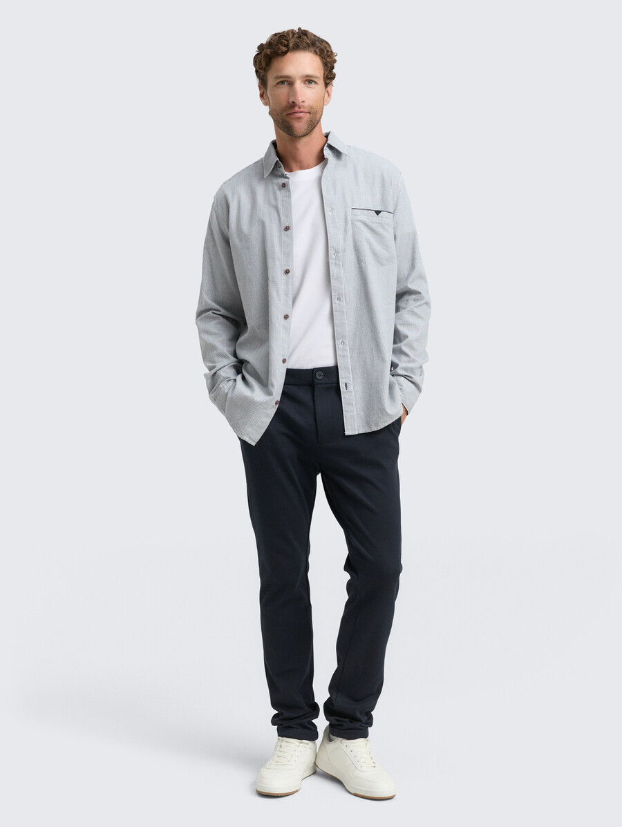 camisa de corte regular con bolsillo en el pecho