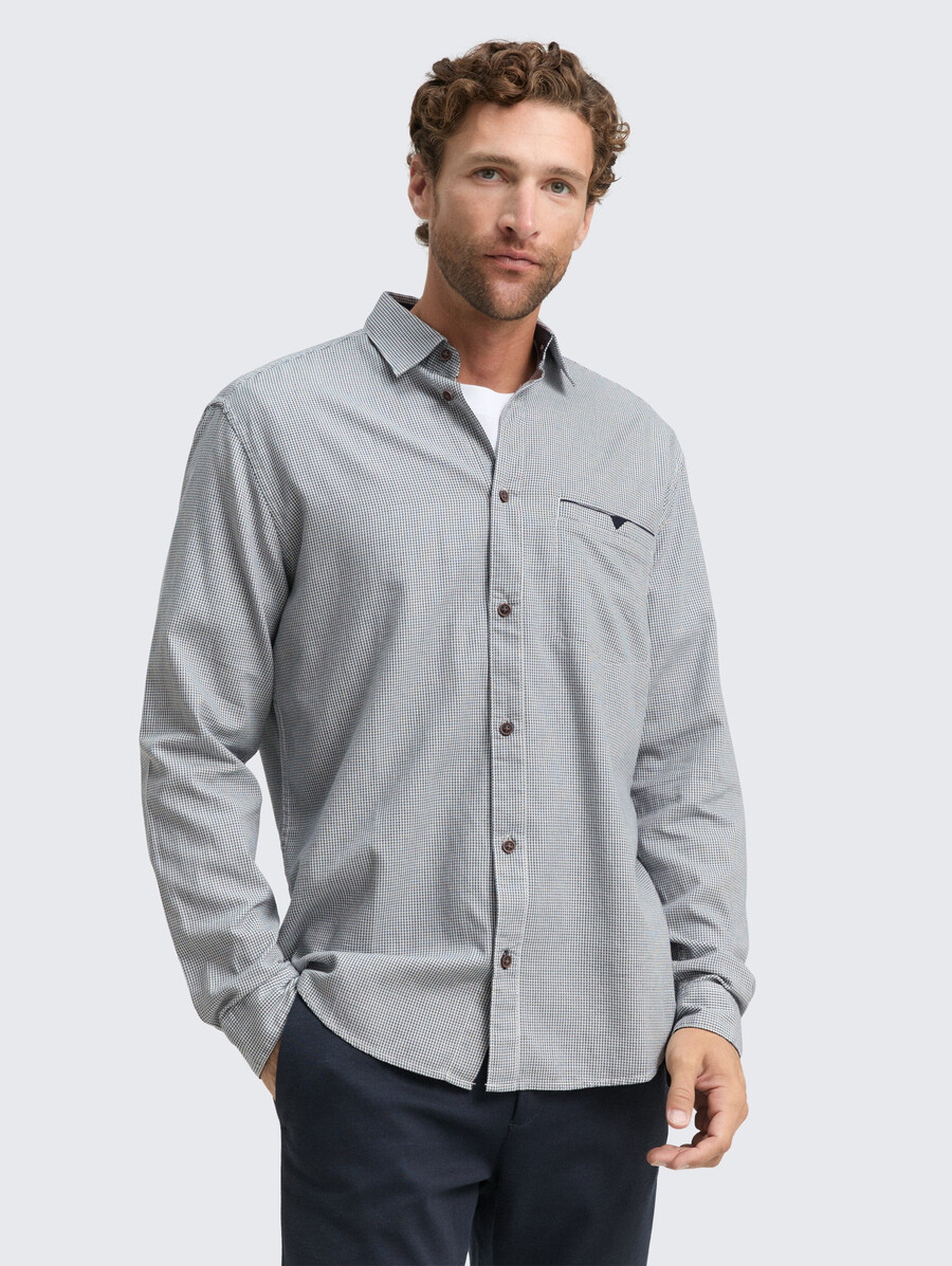 camisa de corte regular con bolsillo en el pecho