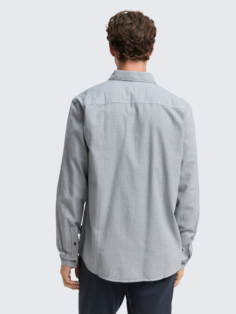 camisa de corte regular con bolsillo en el pecho
