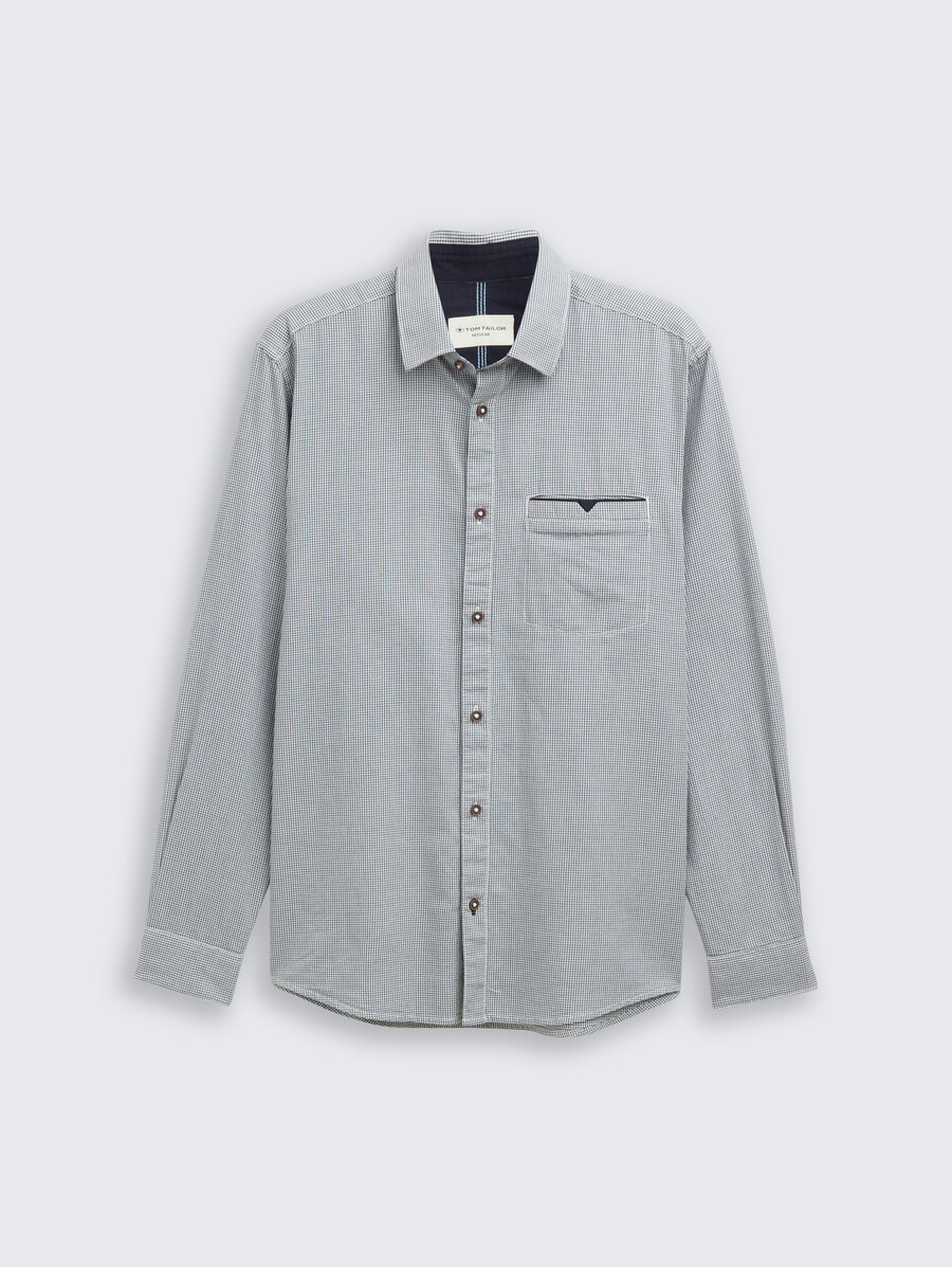 camisa de corte regular con bolsillo en el pecho