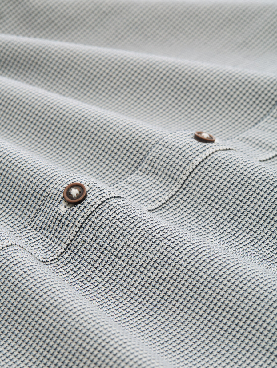 camisa de corte regular con bolsillo en el pecho
