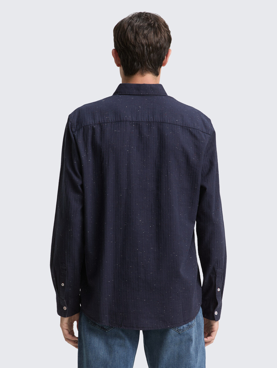 camisa de corte regular con look jaspeado