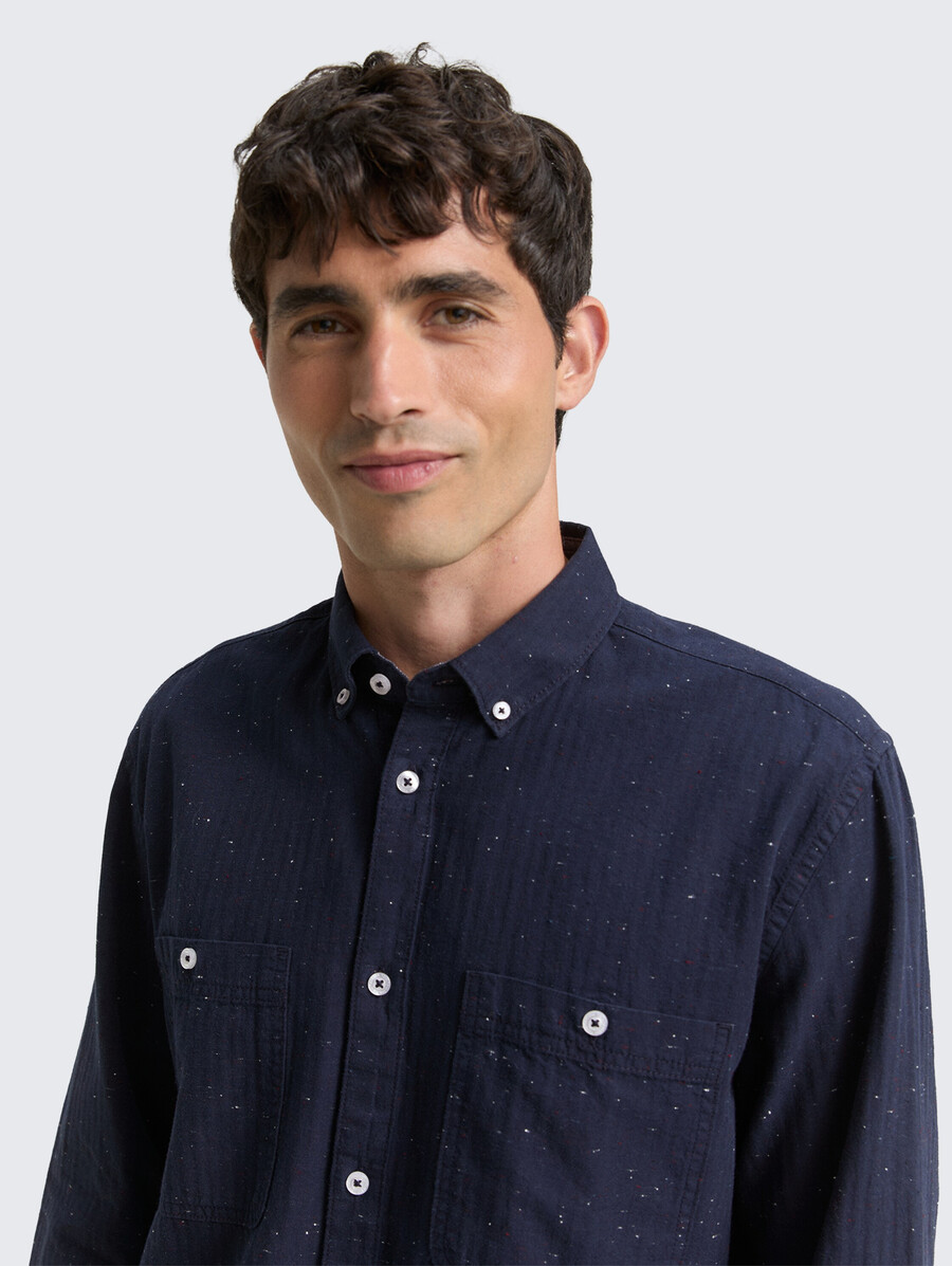 camisa de corte regular con look jaspeado
