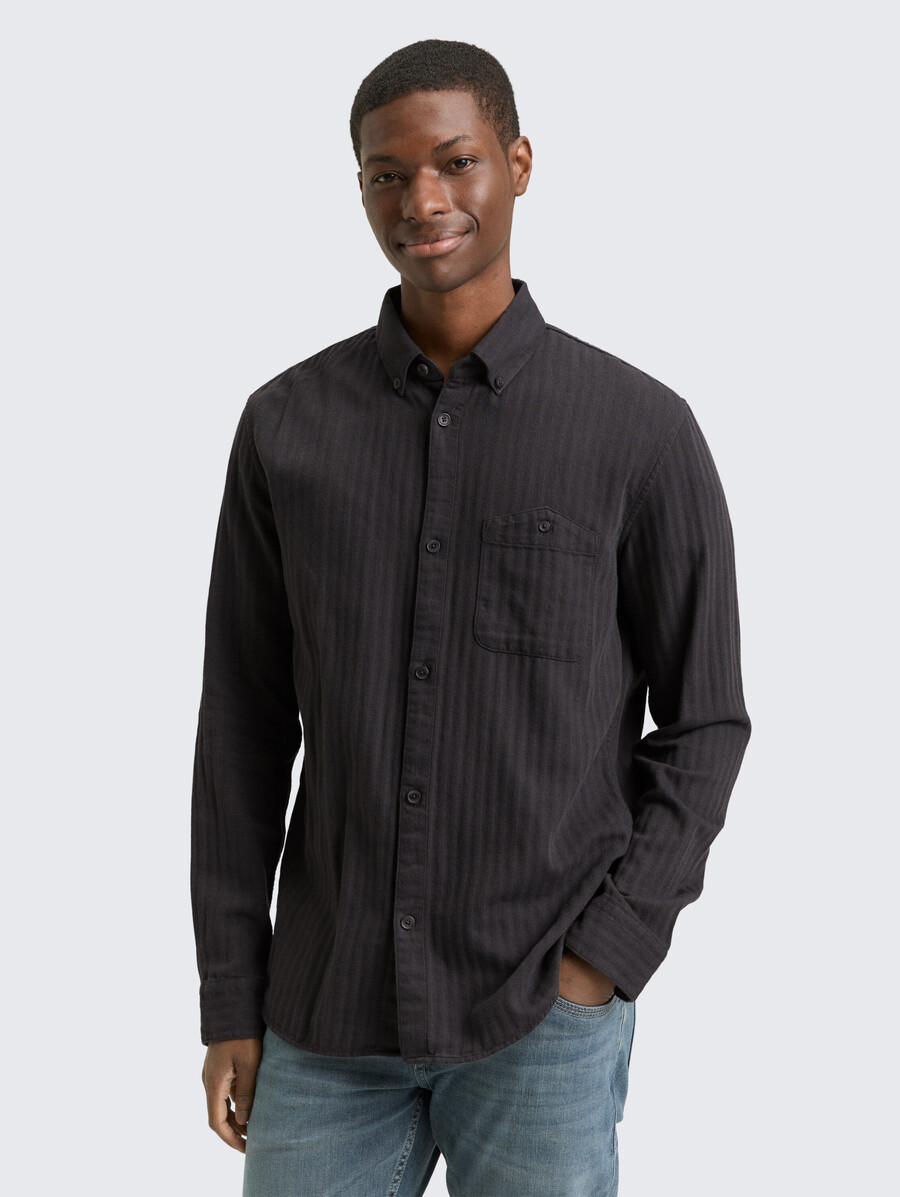 camisa básica con bolsillo en el pecho