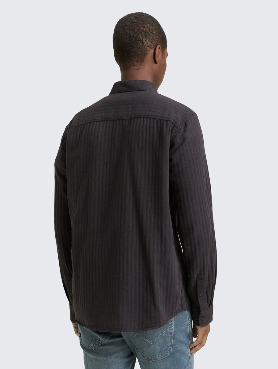 camisa básica con bolsillo en el pecho