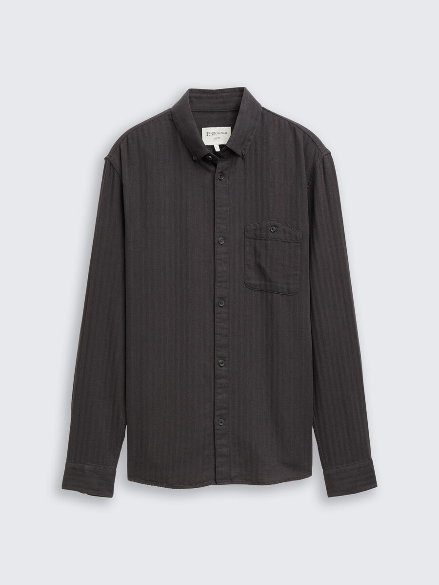 camisa básica con bolsillo en el pecho