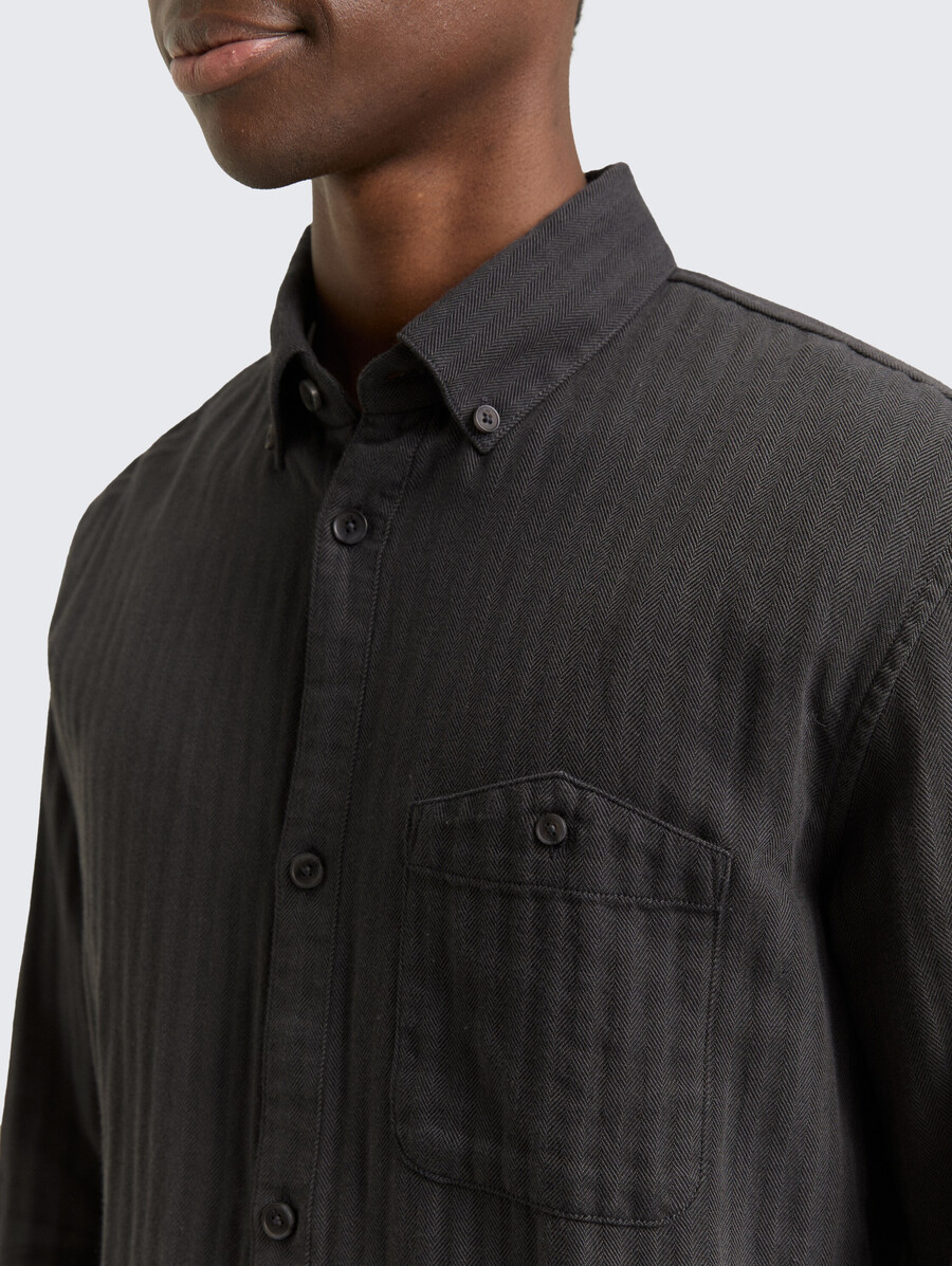 camisa básica con bolsillo en el pecho